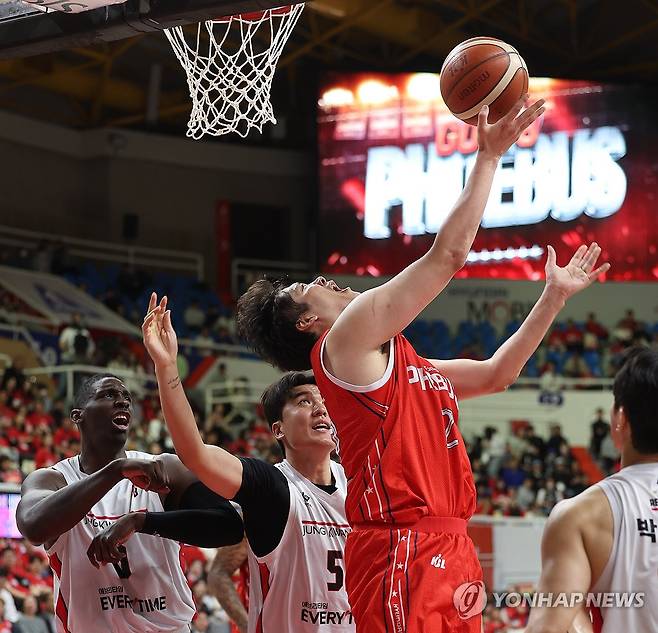 함지훈 '슛이다' (울산=연합뉴스) 김용태 기자 = 13일 울산 동천체육관에서 열린 2024-2025 KCC 프로농구 6강 플레이오프 울산 현대모비스와 안양 정관장의 1차전 경기에서 현대모비스 함지훈이 정관장 한승희의 수비를 피해 슛하고 있다. 2025.4.13 yongtae@yna.co.kr