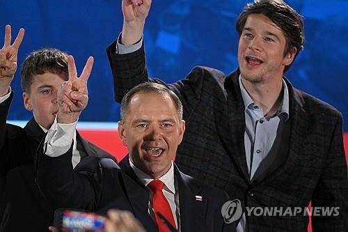 승리의 '브이' 그리는 나브로츠키(가운데) 당선인 [EPA=연합뉴스. 재판매 및 DB 금지]