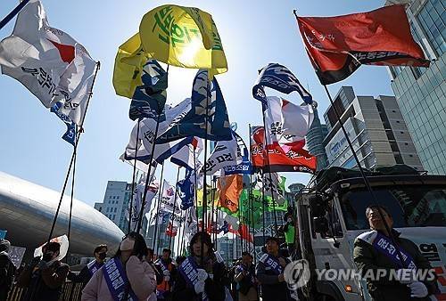깃발든 노동자들 [연합뉴스 자료사진. 재판매 및 DB금지]