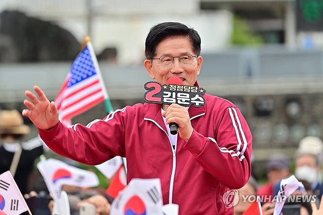 김문수 후보 제주 유세 (제주=연합뉴스) 국민의힘 김문수 대선 후보가 2일 오전 제주시 동문로터리에서 유세를 하고 있다. 2025.6.2 [제주도사진기자회] jihopark@yna.co.kr