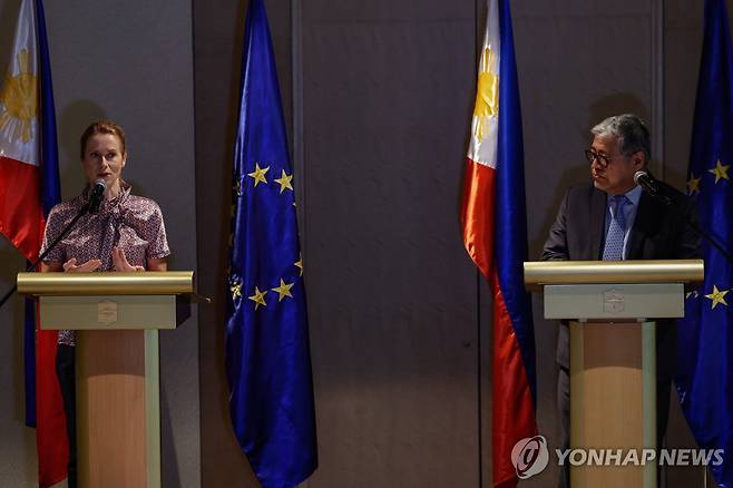 '중국 견제' 필리핀-EU, 안보·국방 대화 개시 (마닐라 EPA=연합뉴스) 2일 필리핀 마닐라에서 카야 칼라스 유럽연합(EU) 외교안보 고위대표(왼쪽)와 엔리케 마날로 필리핀 외교부 장관이 공동 기자회견을 갖고 있다. 2025.06.02 [재판매 및 DB 금지]
