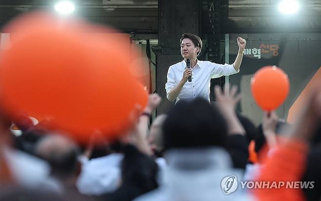 대구서 피날레 유세하는 이준석 후보 (대구=연합뉴스) 윤관식 기자 = 개혁신당 이준석 대선 후보가 2일 대구 수성구 수성못 상화동산에서 피날레 유세하고 있다. 2025.6.2 psik@yna.co.kr