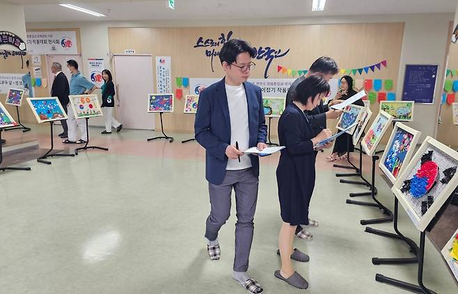 한일 국제교류 종이접기 작품대회 (도쿄=연합뉴스) 강성철 기자 = 2일 동경한국학교 초등학교 본관 로비에서 열린 '한일 국제교류 종이접기 작품대회'에서 심사위원들이 전시된 작품을 살펴보고 있다. 2025.6.2 wakaru@yna.co.kr