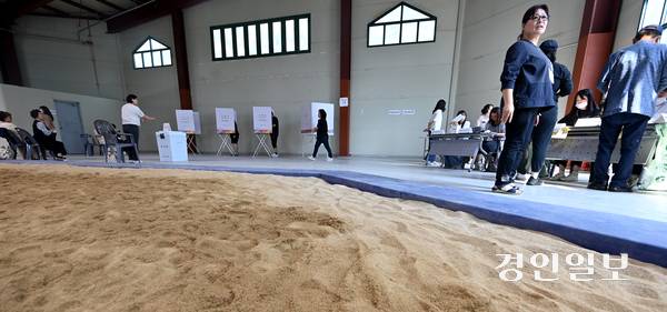 제21대 대통령선거 투표가 실시된 3일 성남시 중원구 성남종합운동장 실내씨름장에 마련된 투표소에서 유권자들이 투표하고 있다. 2025.6.3 /최은성기자 ces7198@kyeongin.com