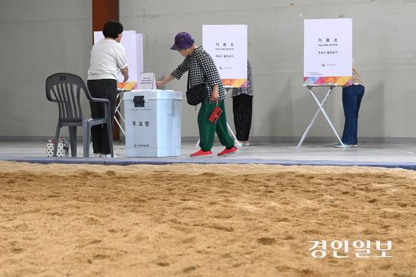제21대 대통령선거 투표가 실시된 3일 성남시 중원구 성남종합운동장 실내씨름장에 마련된 투표소에서 유권자들이 투표하고 있다. 2025.6.3 /최은성기자 ces7198@kyeongin.com