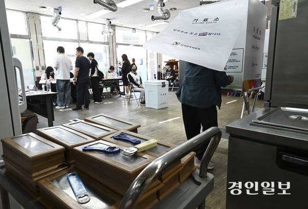 제21대 대통령선거일인 3일 오전 광명 소하2동제4투표소가 마련된 광명시 한 음식점에서 유권자들이 소중한 한표를 행사하고 있다. 2025.6.3 /이지훈기자 jhlee@kyeongin.com