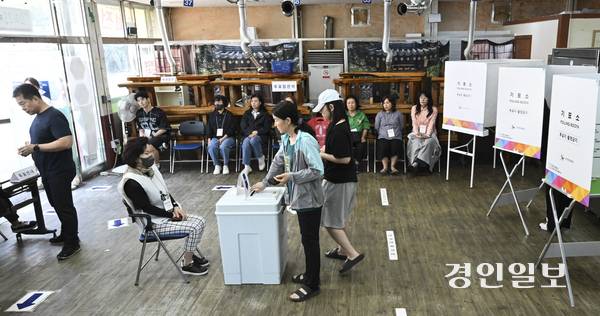 제21대 대통령선거일인 3일 오전 광명 소하2동제4투표소가 마련된 광명시 한 음식점에서 유권자들이 소중한 한표를 행사하고 있다. 2025.6.3 /이지훈기자 jhlee@kyeongin.com