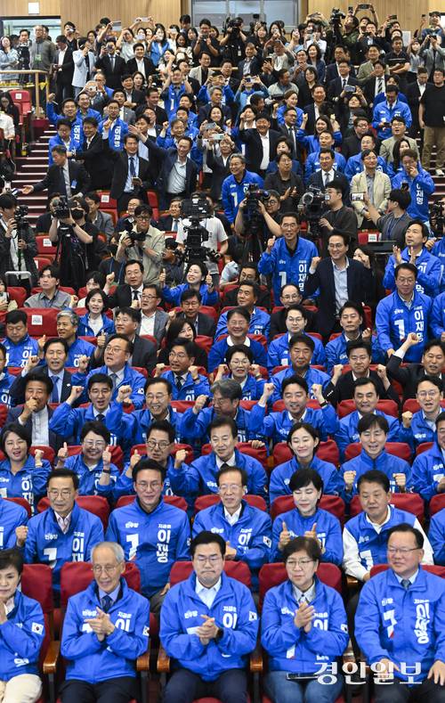 제21대 대통령선거일인 3일 오후 서울 여의도 국회에 마련된 더불어민주당 개표상황실에서 박찬대 더불어민주당 상임총괄선거대책위원장을 비롯한 당 관계자들이 방송3사 출구조사 결과 방송을 지켜보고 있다. 2025.6.3 /이지훈기자 jhlee@kyeongin.com