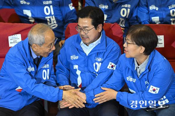 제21대 대통령선거일인 3일 오후 서울 여의도 국회에 마련된 더불어민주당 개표상황실에서 박찬대 더불어민주당 상임총괄선거대책위원장을 비롯한 당 관계자들이 방송3사 출구조사 결과 방송을 지켜보고 있다. 2025.6.3 /이지훈기자 jhlee@kyeongin.com