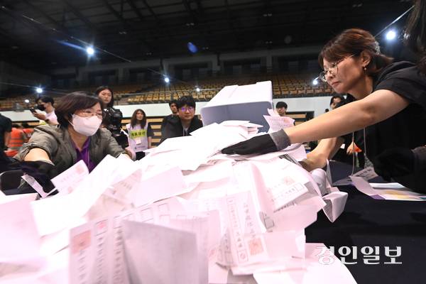 3일 오후 수원시 영통구 아주대학교 실내체육관에 마련된 개표장에서 제21대 대통령선거 개표가 실시되고 있다. 2025.6.3 /최은성기자 ces7198@kyeongin.com