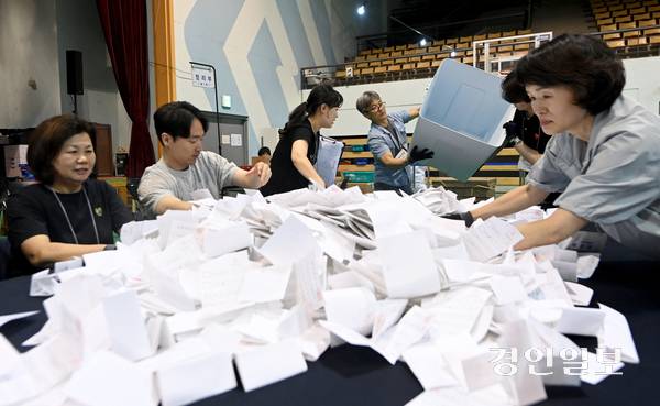 3일 오후 수원시 영통구 아주대학교 실내체육관에 마련된 개표장에서 제21대 대통령선거 개표가 실시되고 있다. 2025.6.3 /최은성기자 ces7198@kyeongin.com