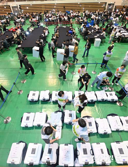3일 오후 수원시 영통구 아주대학교 실내체육관에 마련된 개표장에서 제21대 대통령선거 개표가 실시되고 있다. 2025.6.3 /최은성기자 ces7198@kyeongin.com