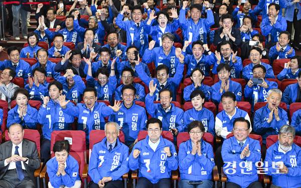 더불어민주당 윤여준, 박찬대 상임 총괄선대위원장을 비롯한 공동선대위원장들이 3일 서울 여의도 국회 의원회관에 마련된 제21대 대통령선거 개표 상황실에서 출구조사 결과 발표가 나오자 기뻐하고 있다. 2025.6.3 /이지훈기자 jhlee@kyeongin.com