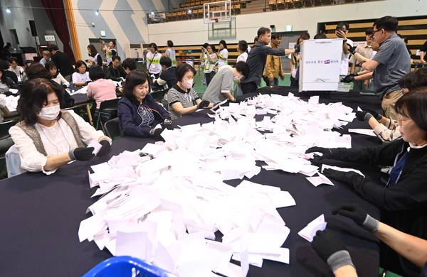 제21대 대통령선거일인 3일 오후 수원시 아주대학교 실내체육관에 마련된 개표장에서 선관위 관계자들이 개표를 진행하고 있다. 2025.6.3 /최은성기자 ces7198@kyeongin.com