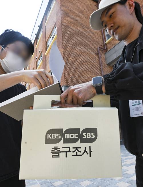 제21대 대통령선거일인 3일 수원시 한 투표소 앞에서 방송3사 공동 출구조사원이 투표를 마친 유권자를 대상으로 출구조사를 하고 있다. 2025.6.3 /이지훈기자 jhlee@kyeongin.com