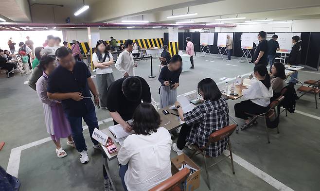 ▲ 제21대 대통령선거일인 3일 오전 인천 미추홀구 지하주차장에 마련된 주안4동 제2투표소에서 유권자들이 투표를 하고 있다. /이재민 기자 leejm@incheonilbo.com