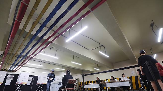 ▲ 제21대 대통령선거일인 3일 오전 인천 미추홀구 지하주차장에 마련된 주안4동 제2투표소에서 유권자들이 투표를 하고 있다. /이재민 기자 leejm@incheonilbo.com