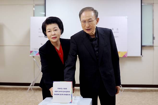 ▲이명박&nbsp;전 대통령과 부인 김윤옥 여사가 제21대 대통령선거 투표일인 3일 서울 강남구 국민연금공단 서울남부지역본부에 마련된 논현1동제3투표소에서 투표하고 있다. /연합뉴스