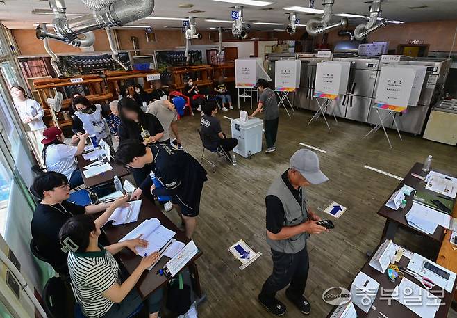 제21대 대통령선거 투표일인 3일 광명시 한 음식점에 마련된 소하2동 제4투표소에서 유권자들이 투표하고 있다. 임채운기자