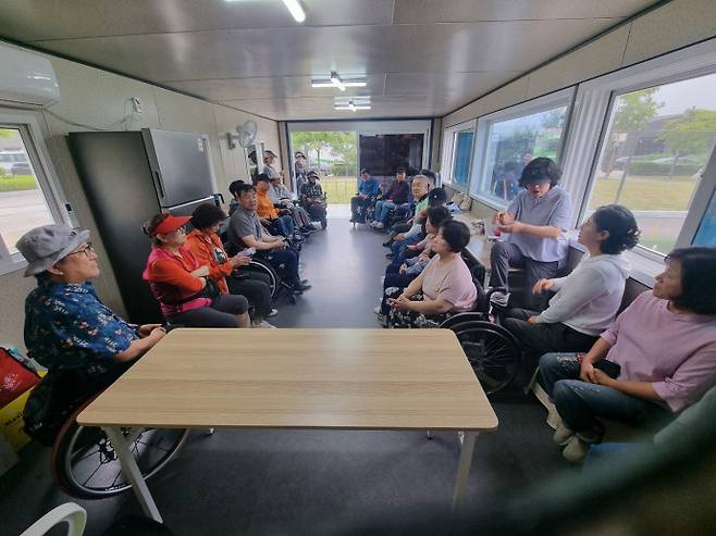 2일 수원 대부둑공원 장애인론볼연습장 내 사무실에서 시 론볼 선수들과 보호자들이 경기장 이용 수칙에 대해 논의하고 있다. 사진=수원시장애인론볼연맹