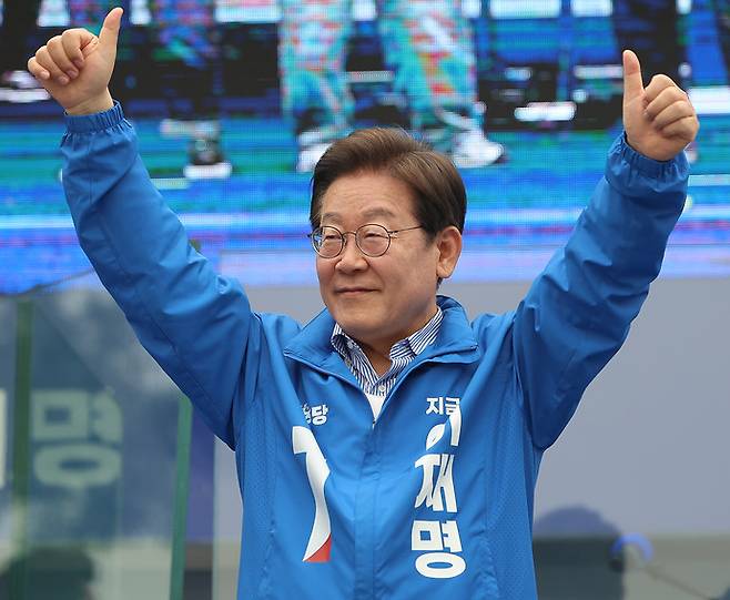 더불어민주당 이재명 대선 후보가 선거를 하루 앞둔 2일 서울 강서구 서울식물원 마곡나루광장에서 열린 유세에서 두손을 들어보이며 승리를 다짐하고 있다. 연합뉴스