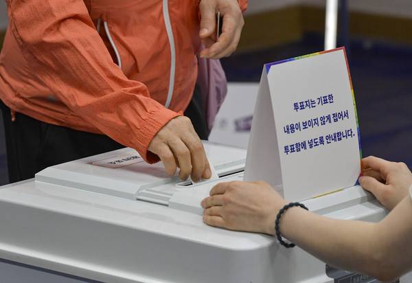 21대 대통령 투표일인 3일 수원시 영통구 연무중학교에 마련된 광교1동 제3투표소에서 유권자들이 투표를 하고 있다.김태완 기자 lift@kihoilbo.co.kr