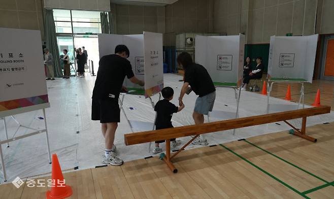3일 오후 21대 대통령 선거가 대전·세종·충남의 1205개 투표소에서 진행되고 있는 가운데 대전시 유성구 노은동에 위치한 노은 제2투표소에 한 가족이 투표에 임하고 있다. 금상진 기자