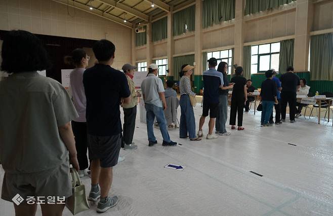 3일 오후 21대 대통령 선거가 대전·세종·충남의 1205개 투표소에서 진행되고 있는 가운데 대전시 유성구 노은동에 위치한 노은 제2투표소에서 유권자들이  투표를 기다리고  있다 . 금상진 기자