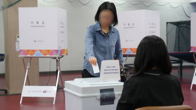 제21대 대통령 선거 투표일인 3일 충남 홍성군 홍북읍의 한 아파트 탁구장에 설치된 홍븝읍 제8투표소에서 시민들이 투표를 하고 있다. 사진=박현석 기자