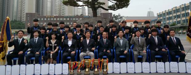광주서석중·고 검도선수단이 지난 1일 전남 해남 우슬체육관에서 끝난 ‘제8회 대한검도회장기 전국중고등학교 검도대회’에서 단체전 동반 우승을 차지한 뒤 기념촬영하고 있다. 광주시체육회 제공