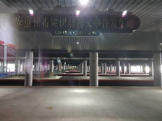 중국 하얼빈시 하얼빈 역 안중근 의사가 이토 히로부미를 격살했던 현장, 바닥의 앞쪽 삼각 표시가 안 의사가 섰던 자리.
