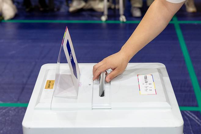 울산 남구 삼산초등학교에 마련된 '삼산동 제9투표소'에서 한 유권자가 소중한 한 표를 행사하고 있다. 최지원 기자
