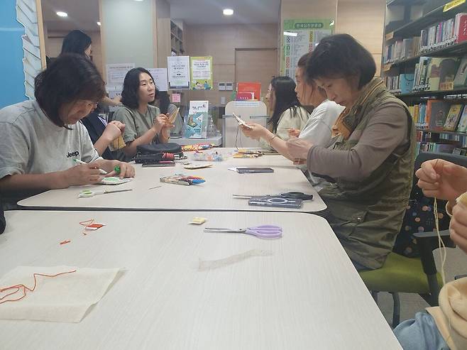 꿈마루 작은 도서관 환경 수업에서 시민들이 ‘천연삼베수세미’를 만들고 있다.