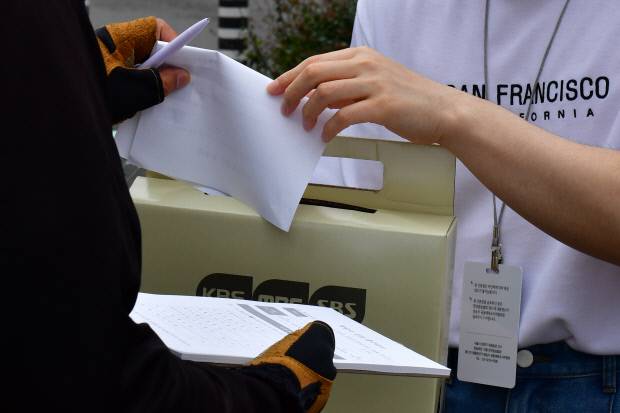 제21대 대통령 선거일인 3일경북 포항시 죽도동 포항고용복지센터에 마련된 투표소 앞에서 출구조사가 진행되고 있다.