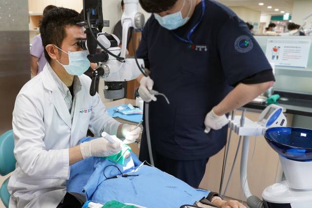 부산대치과병원 곽상원 교수는 "자연 치아는 저작 기능, 감각, 심미성, 생체 적합성 면에서 인공 치아보다 훨씬 우수하기 때문에 가능한 끝까지 보존하는 것이 가장 바람직하다"고 조언했다. 작은 사진은 충치 치료 모습. 부산대치과병원 제공