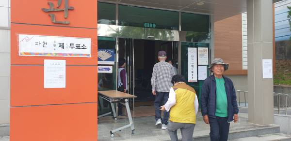 청송 파천초등학교에 마련된 파천면 제1투표소에서 산불로 큰 피해를 입은 이재민들이 소중한 한 표를 행사하고 있다. 서충환 기자