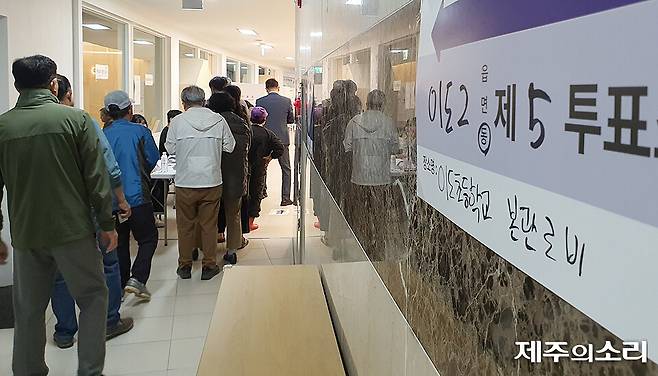 제21대 대통령선거 투표일인 3일 오전 6시 제주시 이도2동 제5투표소가 마련된 이도초등학교 본관 로비에 투표를 하려는 시민들이 줄을 서 대기하고 있다. ⓒ제주의소리