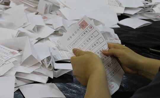 제21대 대통령 선거 투표가 실시된 3일 대전 서구 KT인재개발원에 마련된 개표소에서 개표사무원들이 투표용지를 분류하고 있다. 사진=뉴스1