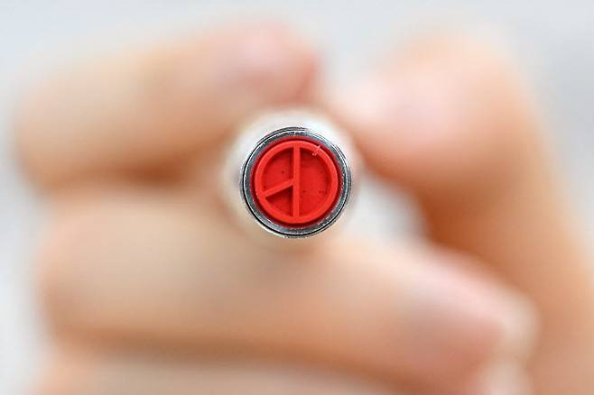 제21대 대통령 선거를 하루 앞둔 2일 서울 용산구 청파도서관에 마련된 청파동 제1투표소에서 관계자가 기표 도장을 들어 보이고 있다. (사진=연합뉴스)