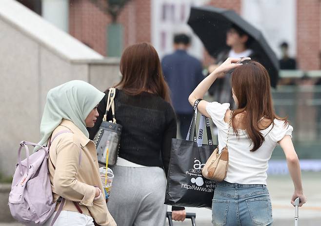 소나기가 내린 2일 서울 서울역 인근에서 시민들이 이동하고 있다. (사진=연합뉴스)