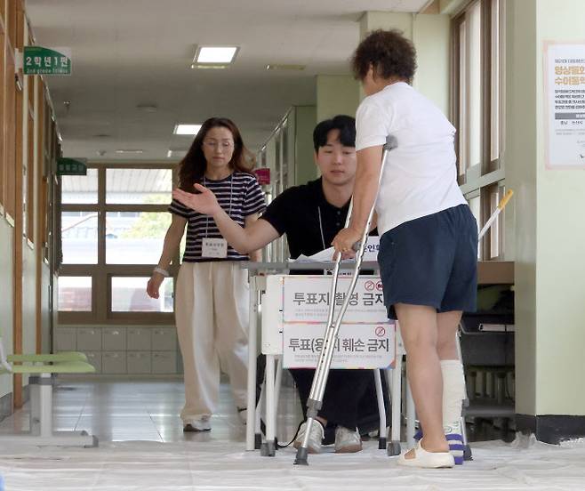 제21대 대통령선거일인 3일 충남 논산시 연산초등학교에 마련된 투표소에서 목발을 한 유권자가 소중한 한표를 행사하고 있다. (사진=뉴시스)