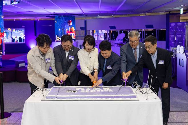 하이커 스테이션 개관식 케이크 커팅식 (사진=한국관광공사)