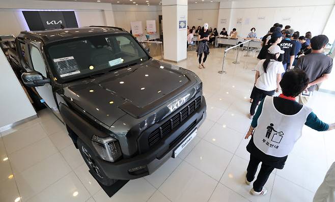 제21대 대통령 선거일인 3일 서울 광진구 기아자동차 대공원대리점에 마련된 능동제3투표소에서 유권자들이 투표를 하고 있다. (사진=뉴스1)