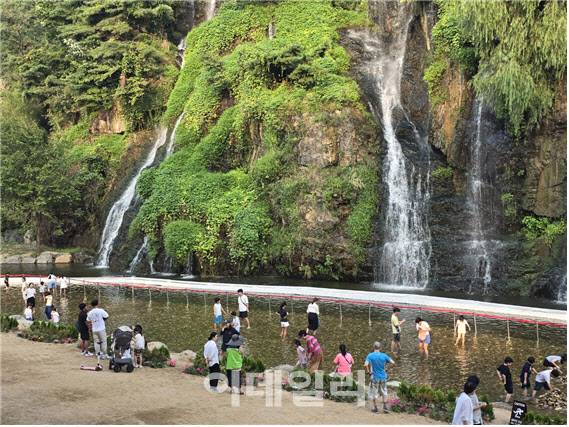 지난해 서울시가 시민들에 홍제폭포를 개방한 모습 (사진=서울시)