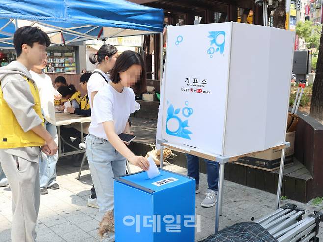 3일 경기 수원시 영통동 구름광장에 설치된 모의투표소에서 청소년들이 모의 투표를 진행하고 있다. (사진=김현재 수습기자)