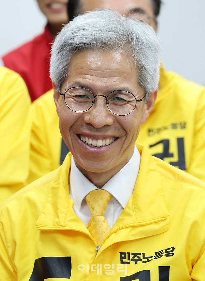 권영국 민주노동당 대통령 후보가 3일 서울시 구로구 선거캠프에 마련된 제21대 대통령선거 개표상황실에서 출구조사 결과를 지켜보고 있다.(사진=뉴스1)