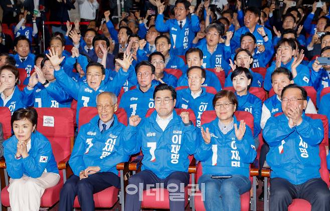 박찬대, 윤여준 더불어민주당 상임총괄선대위원장 및 의원들이 3일 오후 서울 여의도 국회의원회관 개표상황실에서 제21대 대통령선거 개표방송 방송3사 출구조사 결과 발표에 환호하고 있다.(사진=이데일리 노진환 기자)