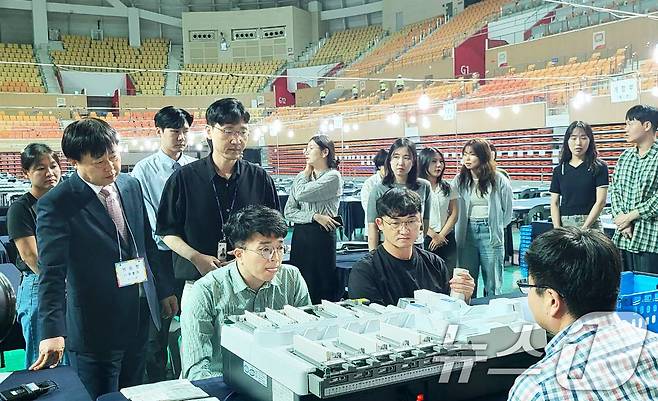 제21대 대통령 선거를 하루 앞둔 2일 장용기 광주시 선거관리위원장이 광주 광산구 광주여대 체육관 개표소에서 투표지 분류기 최종 모의시험을 점검하고 있다.(광주시 선관위 제공. 재판매 및 DB 금지) 2025.6.2/뉴스1 ⓒ News1 박준배 기자