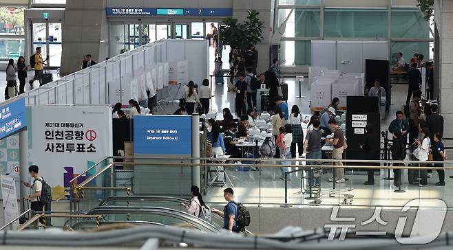 제21대 대통령선거 사전투표 둘째 날인 30일 인천공항국제공항에서 여행객들이 투표를 하고 있다. 2025.5.30/뉴스1 ⓒ News1 권현진 기자