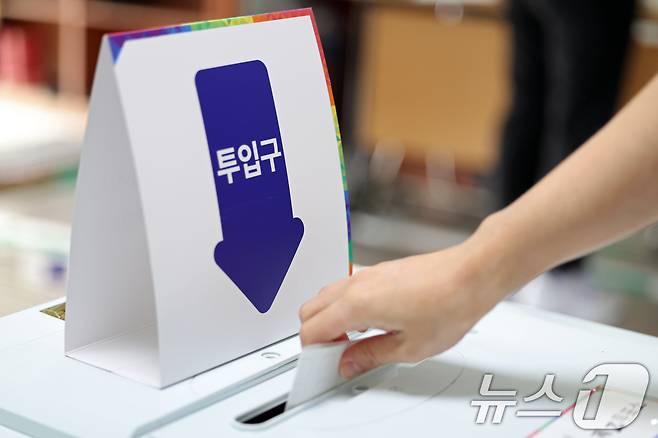 제21대 대통령선거 본투표날인 3일 오전 광주 계림 1동 제2투표소(계림경로당)에서 유권자들이 한 표를 행사하고 있다. ⓒ News1 이승현 기자